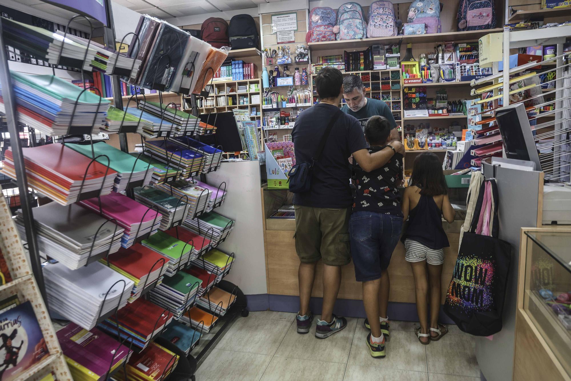 El auge de la compra de material escolar y libros por internet pone en jaque a las papelerías de barrio