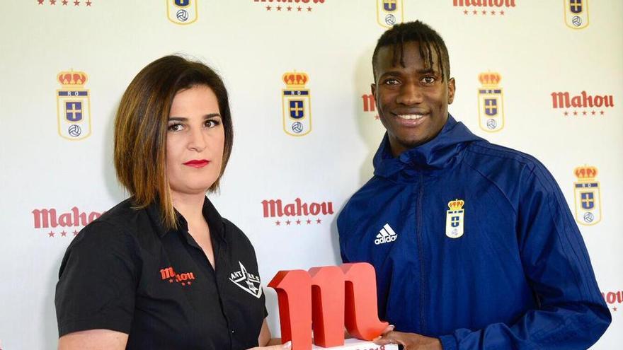 Ibra recibe el premio de Mariana Surdu, de Café Antares.