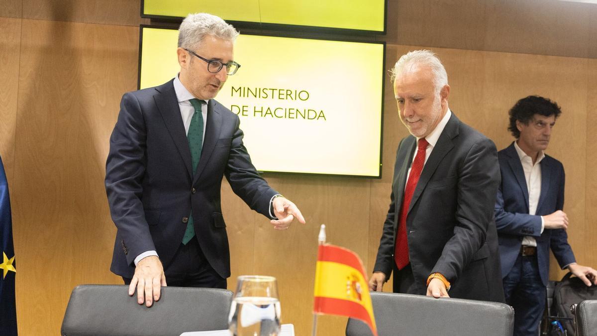 El ministro de Hacienda, Arcadi España, y el ministro de Política Territorial y Memoria Democrática, Ángel Víctor Torres, durante una reunión del Consejo de Política Fiscal y Financiera en el Ministerio de Hacienda, a 6 de julio de 2026.