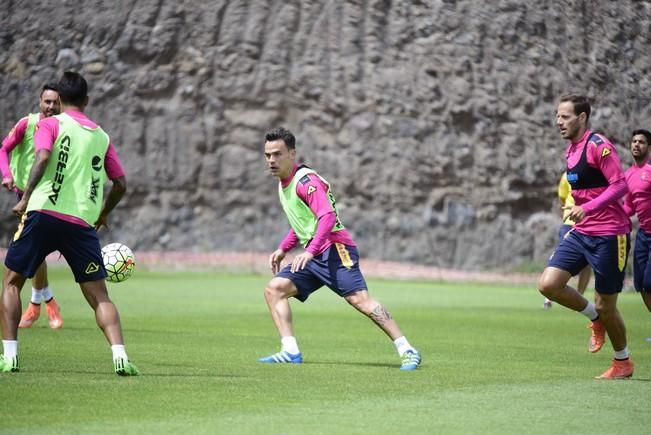 Entrenamiento de la UD Las Palmas en Barranco ...