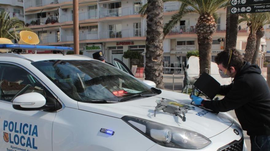 La Policía Local de Santa Eularària recuerda que dispone de un servicio de drones para hacer un seguimiento efectivo de zonas más amplias del territorio.