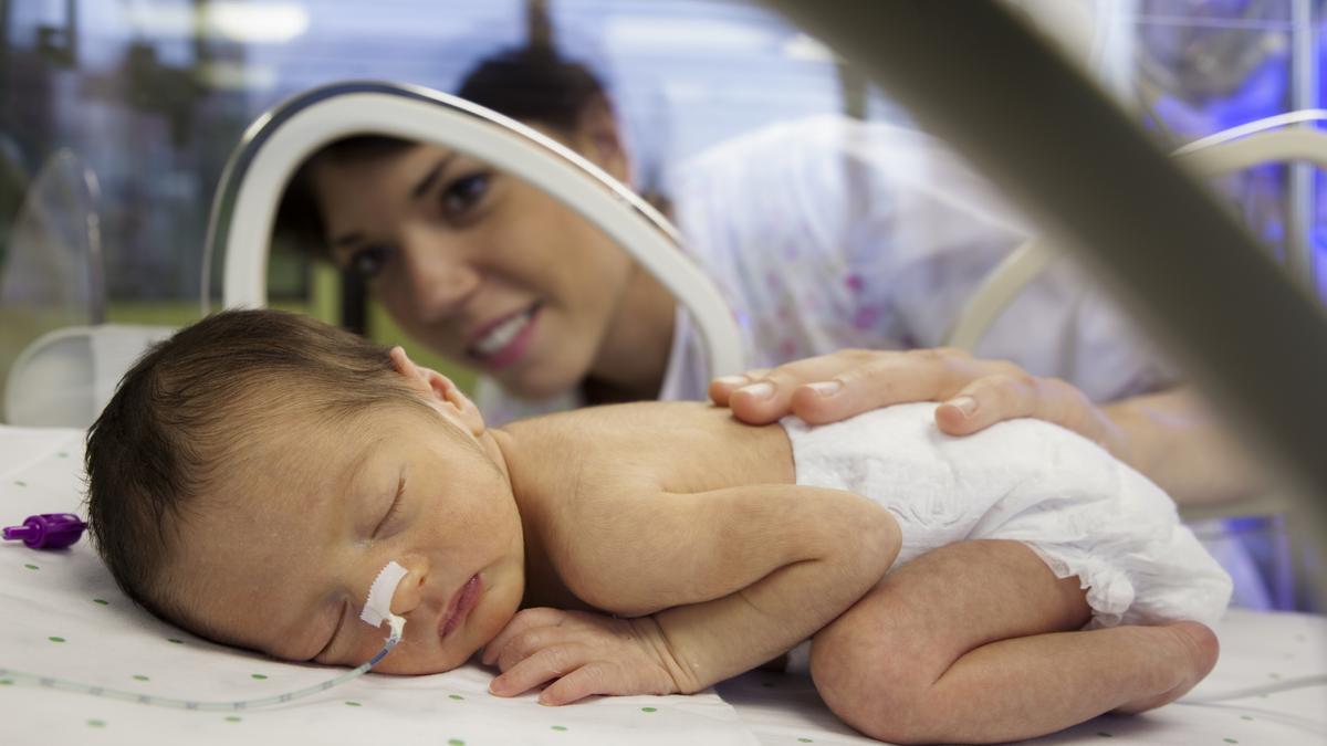 Una professional d&#039;Assistència Sanitària al costat d&#039;un nadó