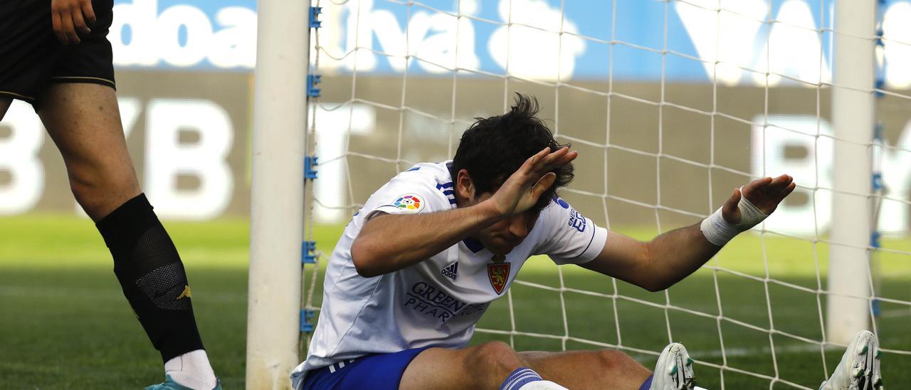 Iván Azón se lamenta en una jugada durante el partido ante el Alcorcón.