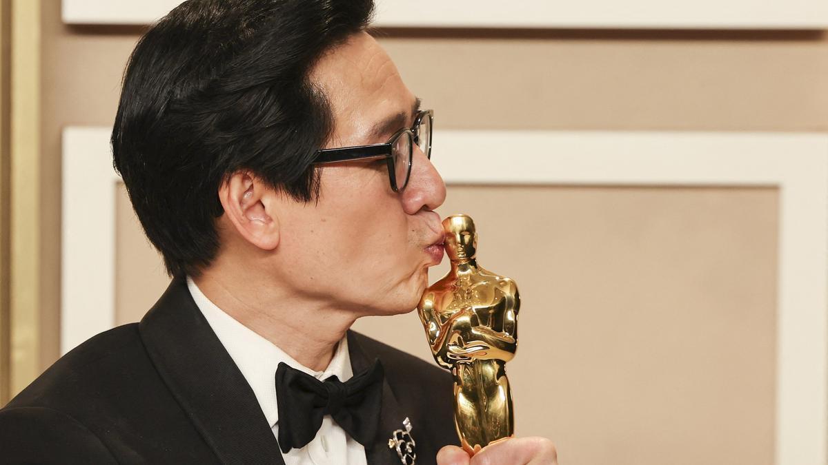 Ke Huy Quan posa con su Oscar al mejor actor de reparto por 'Todo a la vez en todas partes'.