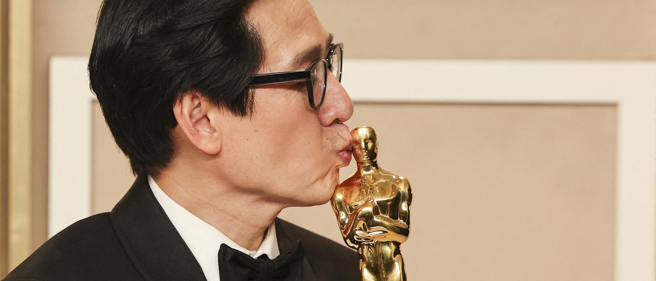 Ke Huy Quan posa con su Oscar al mejor actor de reparto por &#039;Todo a la vez en todas partes&#039;.