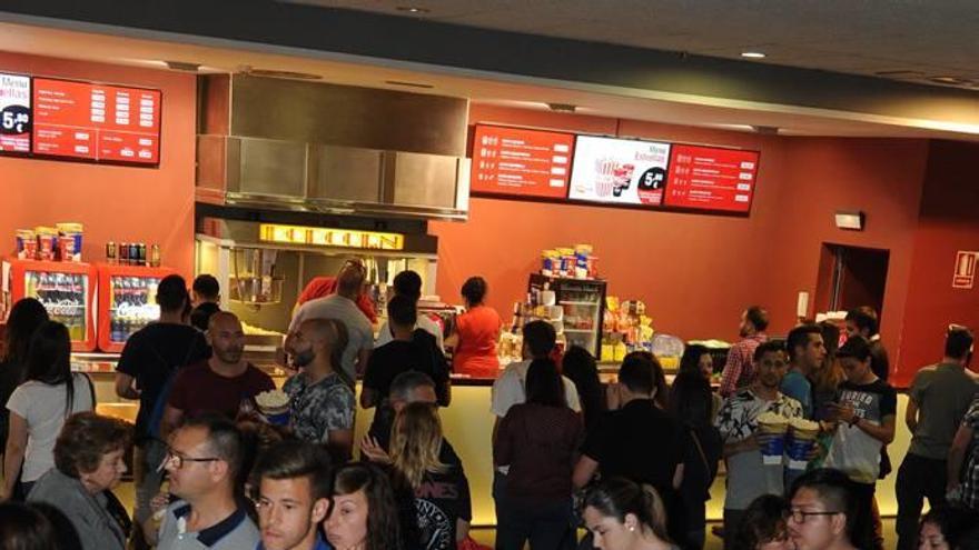 Decenas de personas hacen cola ante la taquilla de los cines de El Tiro, en Murcia.