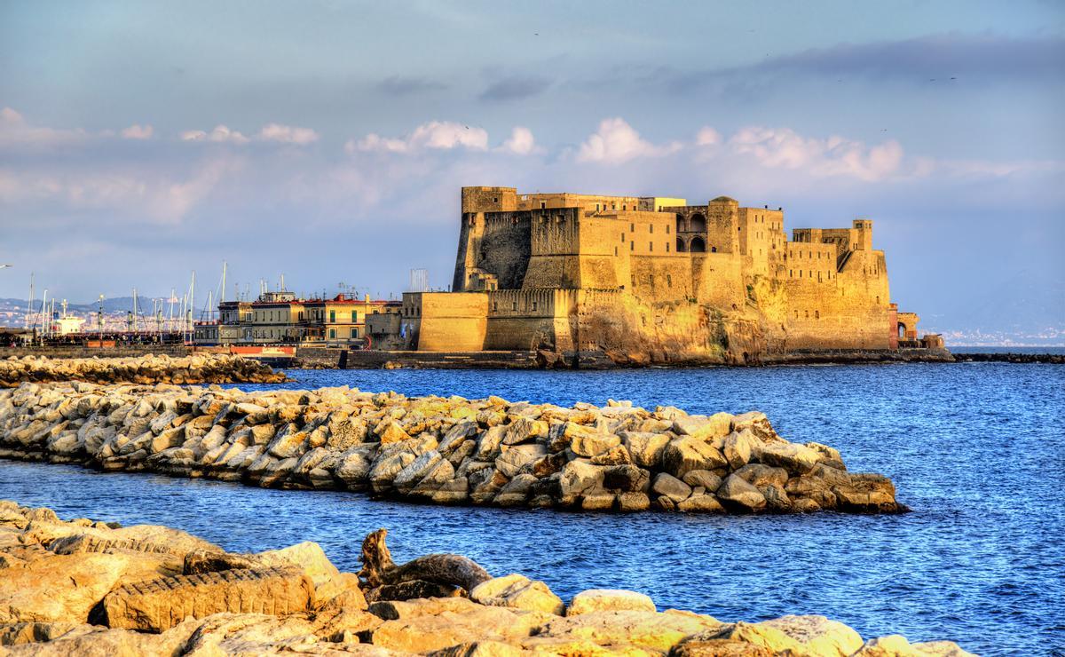 El Castillo del Huevo en el paseo marítimo de Nápoles