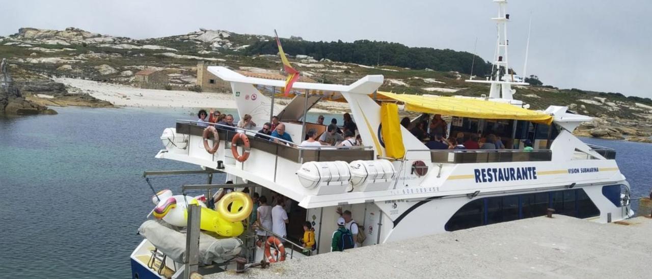 El catamarán “Fly Delfín”, a punto de salir del muelle de Sálvora para regresar a O Grove, ayer.