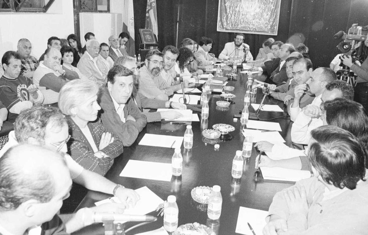 El publico y la corporación en el antiguo ayuntamiento en 1996. El publico y la corporación en el antiguo ayuntamiento en 1996.