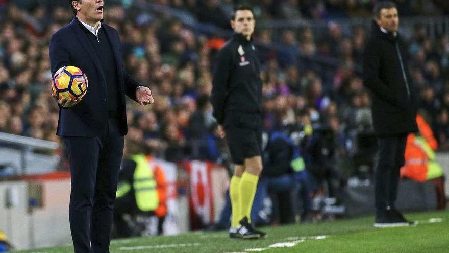 Berizzo y Luis Enrique, en la banda durante el partido disputado ayer en el Camp Nou. // Reuters