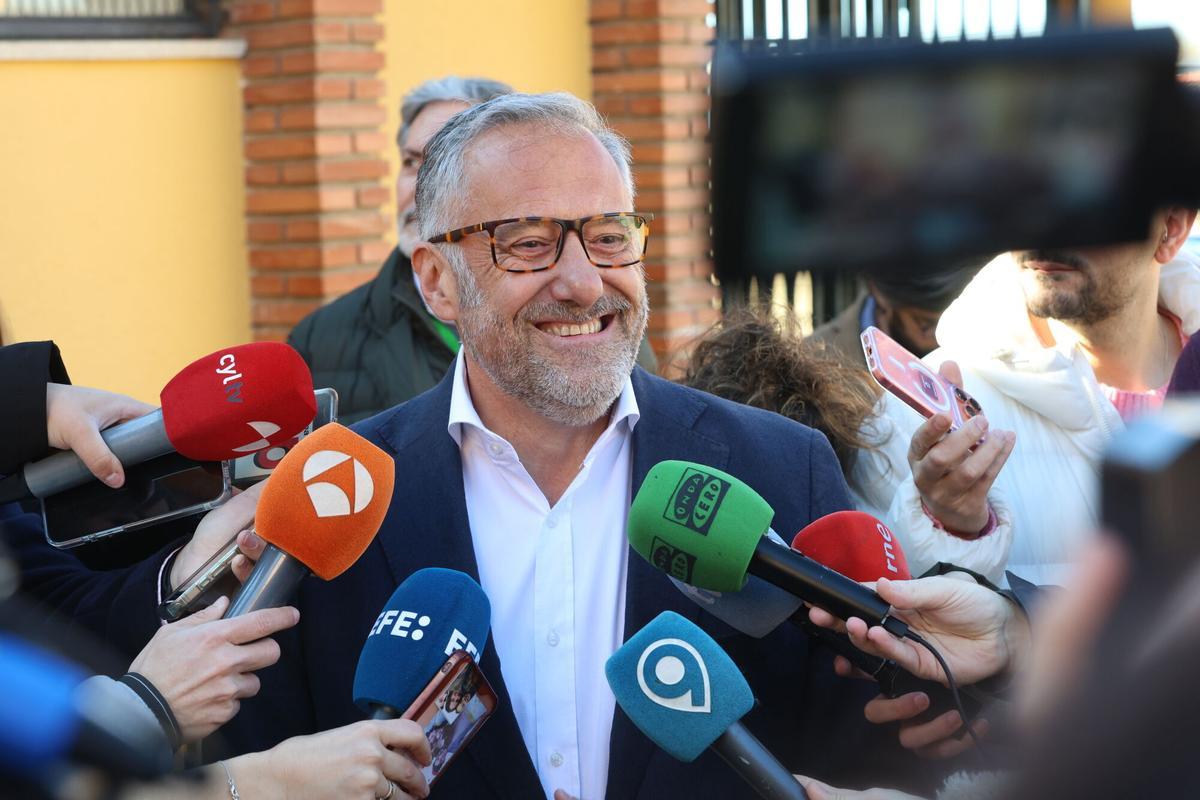 El candidato de Vox a la Presidencia de Castilla y León, Carlos Pollán, ofrece declaraciones a los medios tras ejercer su derecho al voto, a 15 de marzo de 2026, en Carbajal de la Legua, Sariegos, León, Castilla León (España). Los castellanoleoneses están llamados hoy a las urnas para elegir a los 82 procuradores que compondrán el parlamento autonómico.