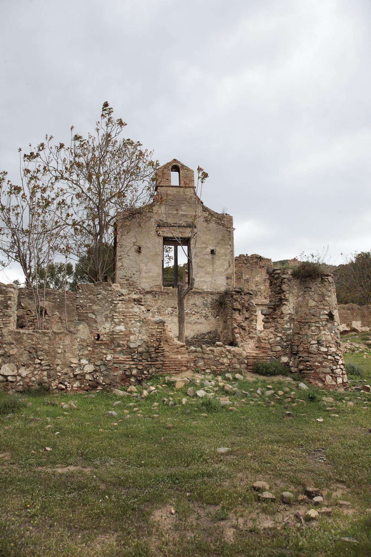 Ruinas del Cortijo de la Victoria, en la ladera este del Cerro de la Matanza. El cortijo fue propiedad del Convento de la Victoria hasta la desamortización de Mendizábal.