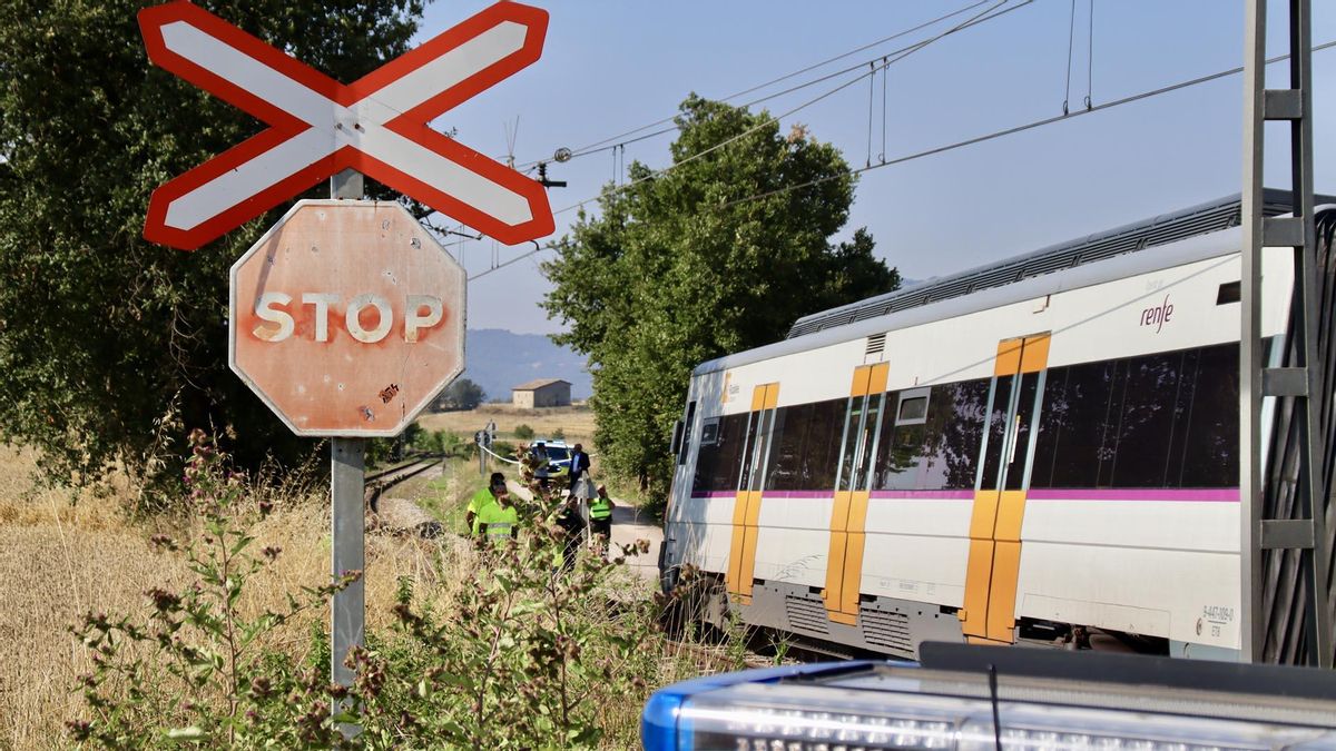 Cortada la R3 por el choque de un tren con un camión al paso de vías entre Sant Miquel de Balenyà y Hostalets, sin heridos