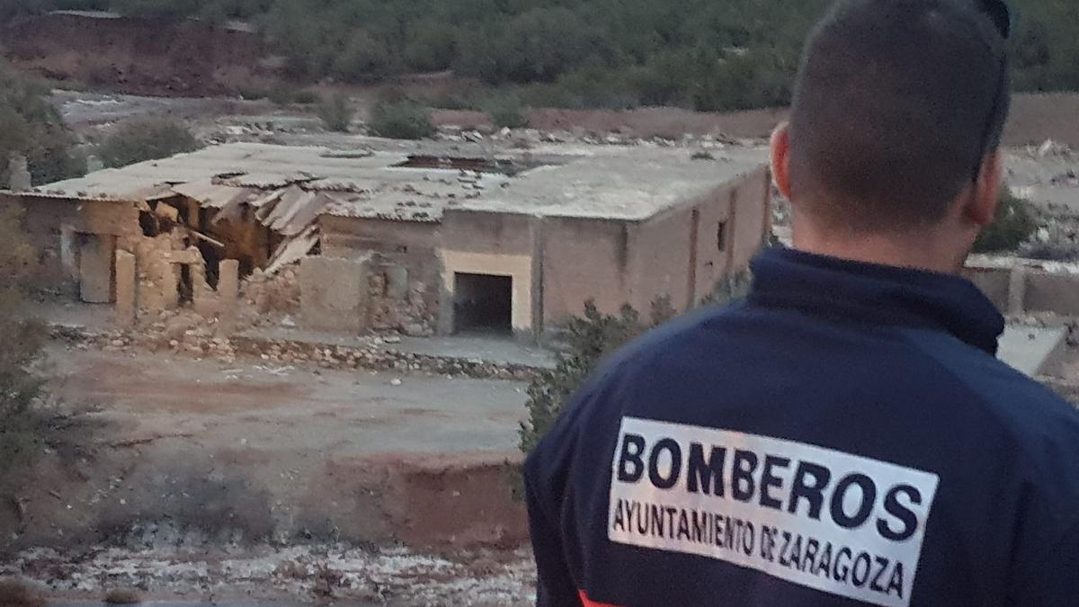 Un bombero de Zaragoza observa uno de los edificios afectados por el terremoto