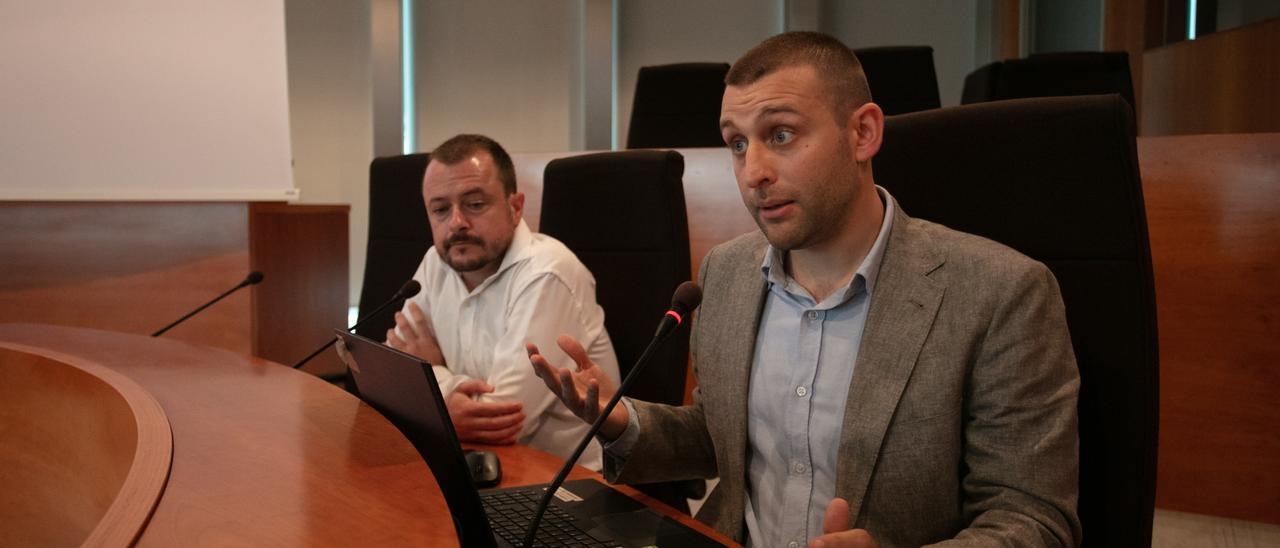 Carlos Fernández, en primer plano, y Miguel Carranza, ayer, durante su charla en la sede del Consell de Ibiza.