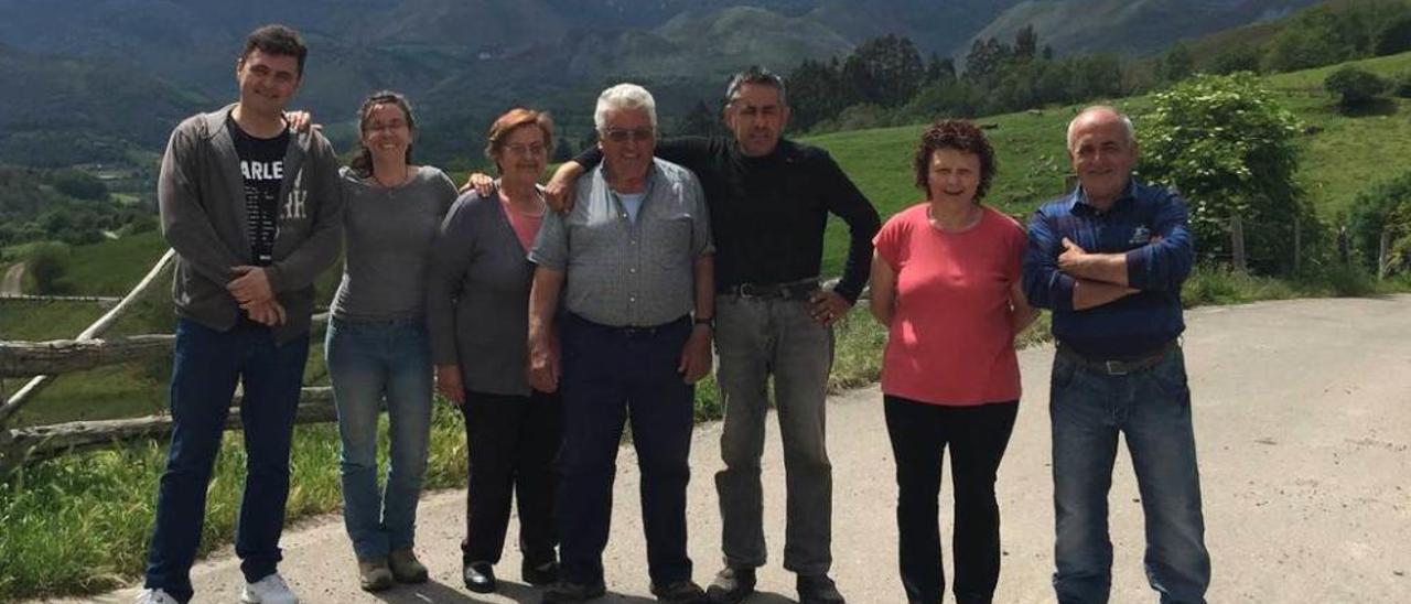 Por la izquierda, Aníbal González, Laura Pereda, María Irene Sordía, Aquilino Remis, Ramón Labra, Carmen Pérez y Ramón Allende en Tárañu, ayer, con los Picos de Europa al fondo.