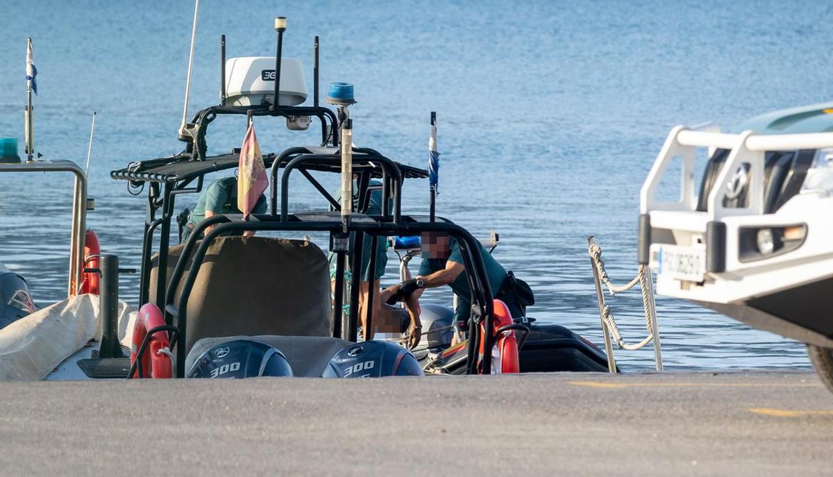 La Guardia Civil saca el cadáver del hombre hallado en el puerto.