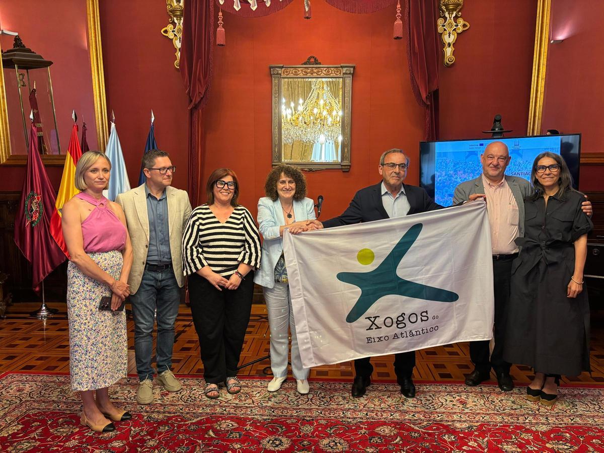 La alcaldesa Santiago Gorretti Sanmartín, presidió el acto de traspaso de bandera durante el mes de julio de 2025