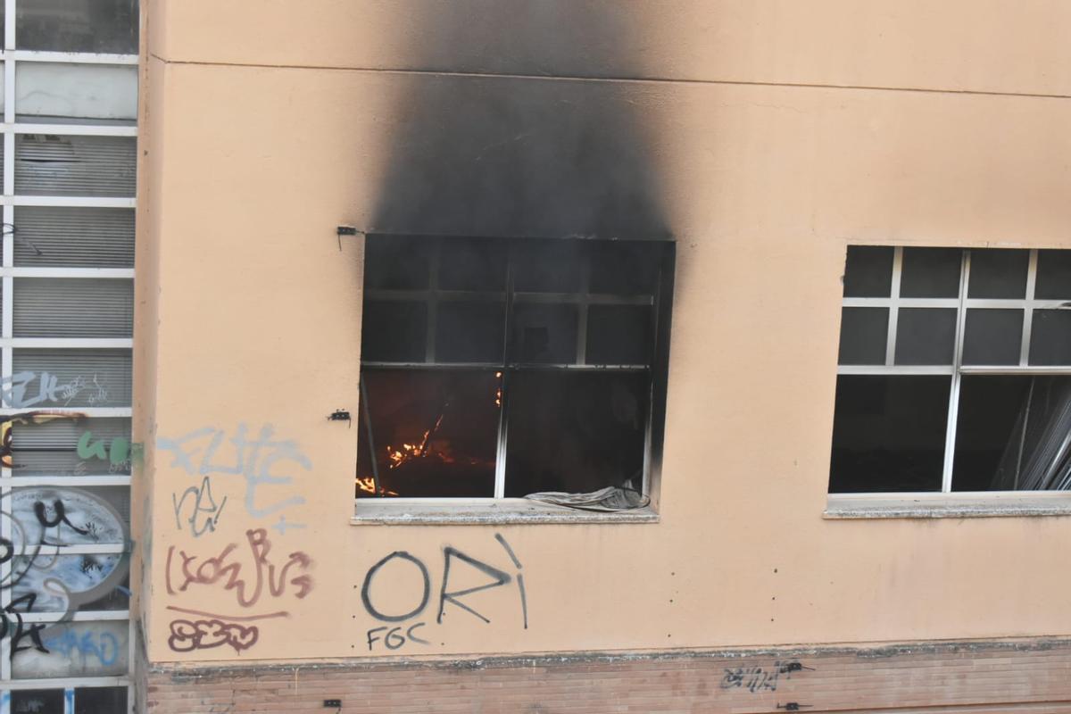Fotogalería | Las imágenes del incendio el edificio abandonado de Reyes Huertas Fotogalería | Las imágenes del incendio el edificio abandonado de Reyes Huertas