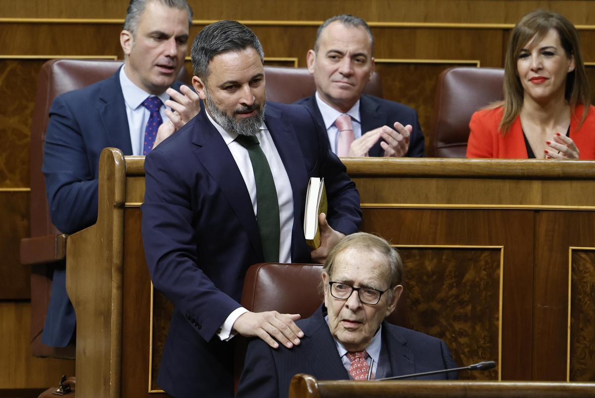 El economista Ramón Tamames (d) y el presidente de Vox Santiago Abascal (i) durante el debate de la moción de censura de Vox contra el presidente del Gobierno, Pedro Sánchez, con Tamames como candidato a la Presidencia, este martes en el Congreso de los Diputados.