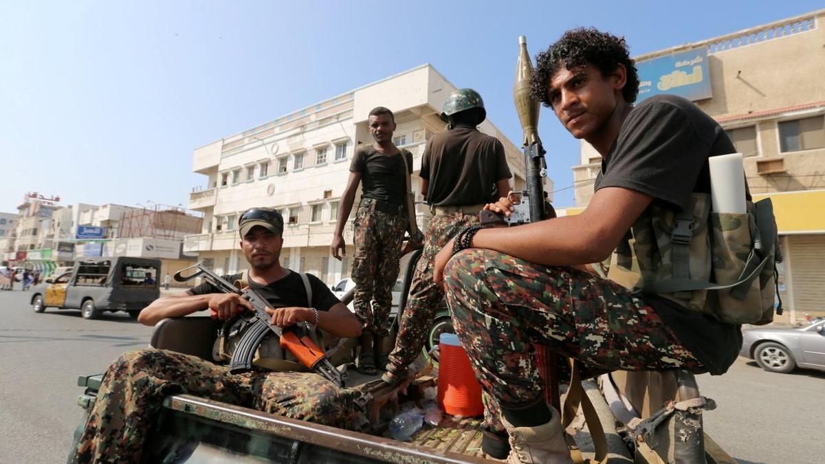 Militantes hutíes patrullan las calles en Hodeidah, Yemen.