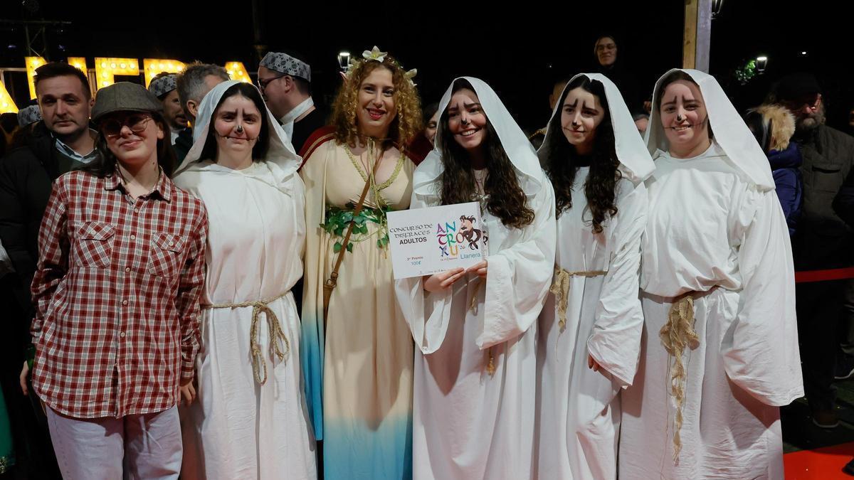 Llanera celebra por todo lo alto el carnaval de adultos: todas las fotos de la noche festiva