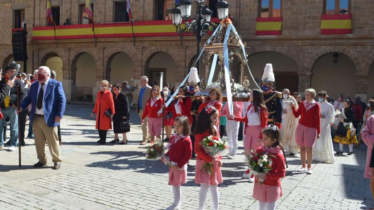 La procesión a su paso por la Plaza Mayor. | E. P.