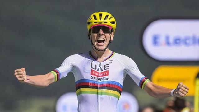 Tadej Pocagar celebra la victòria d’etapa ahir als Angles. | LE TOUR / ASO