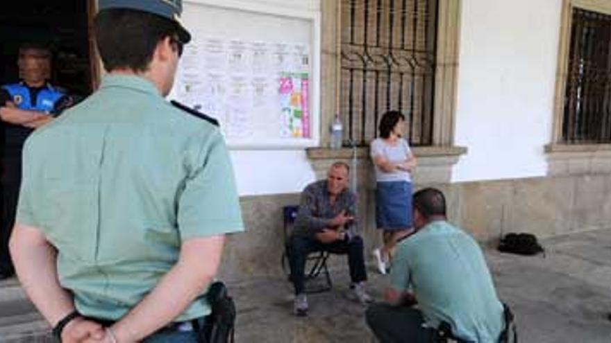 Un vecino de Jaraíz, en huelga de hambre y encadenado por una adjudicación municipal