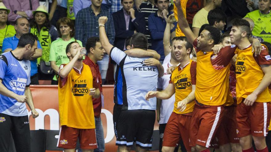 Los jugadores de ElPozo, celebrando el triunfo.