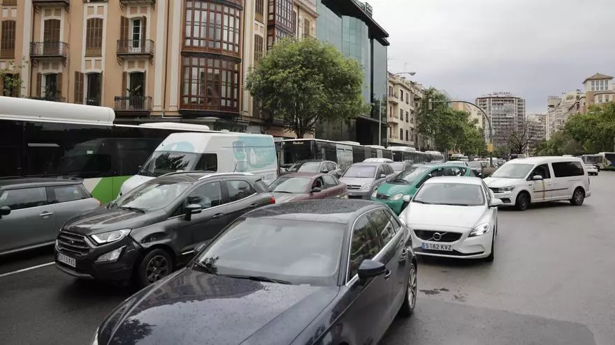 VÍDEO | La caída de un rayo inutiliza numerosos semáforos de las Avenidas de Palma y provoca un caos circulatorio