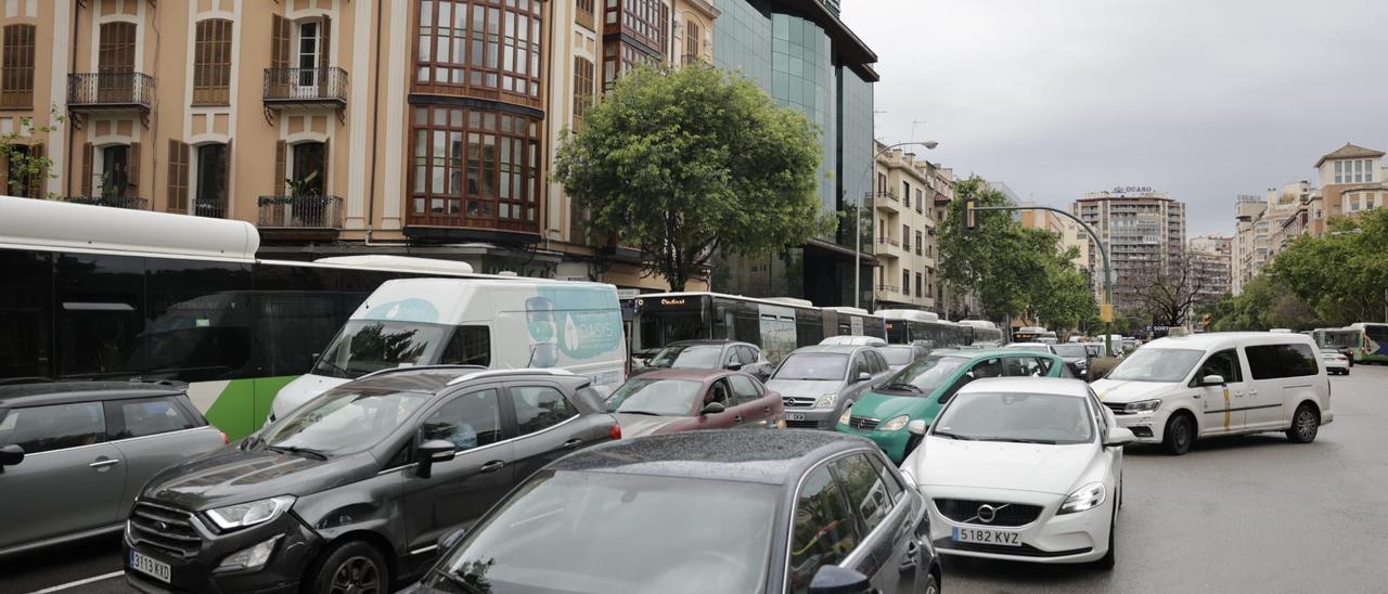 VÍDEO | La caída de un rayo inutiliza numerosos semáforos de las Avenidas de Palma y provoca un caos circulatorio