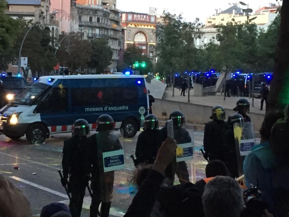 1-O a Girona: Multitudinària manifestació davant la subdelegació del Govern