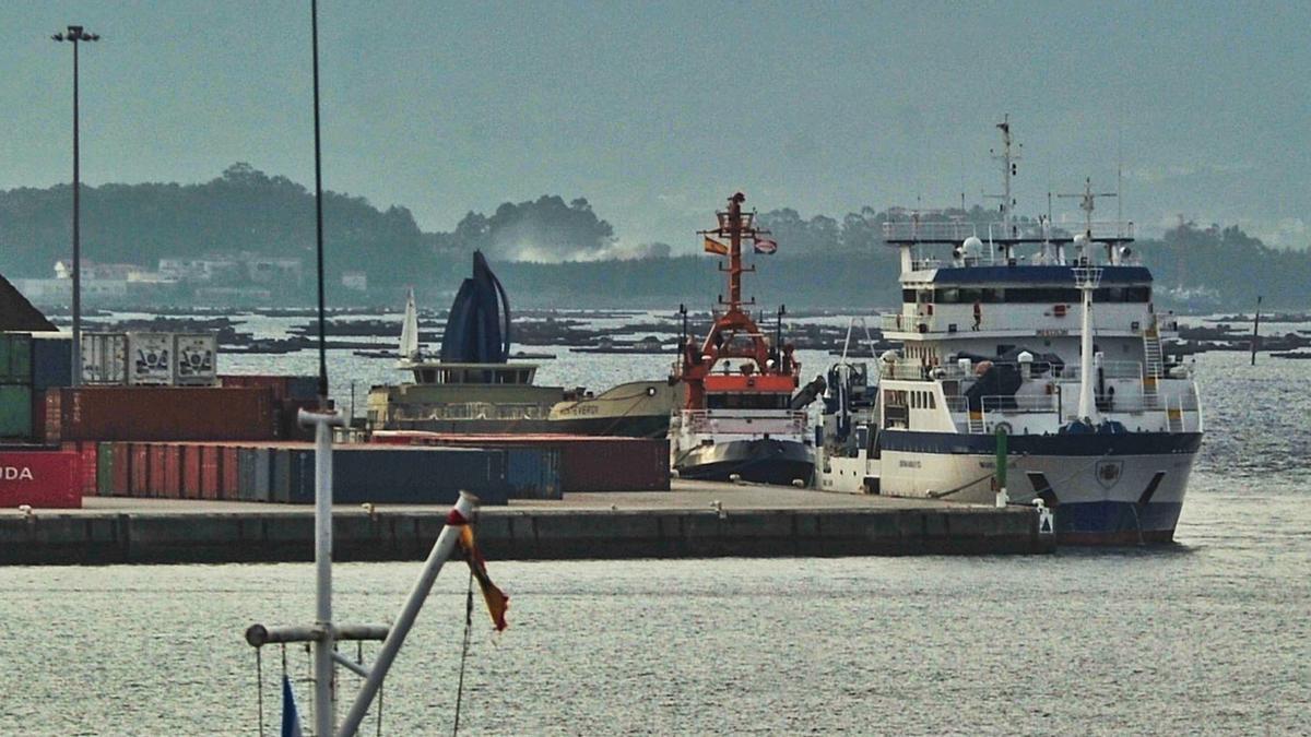 El barco de 70 metros de eslora y 12 de manga está en el muelle norte de Ferrazo. |  // IÑAKI ABELLA