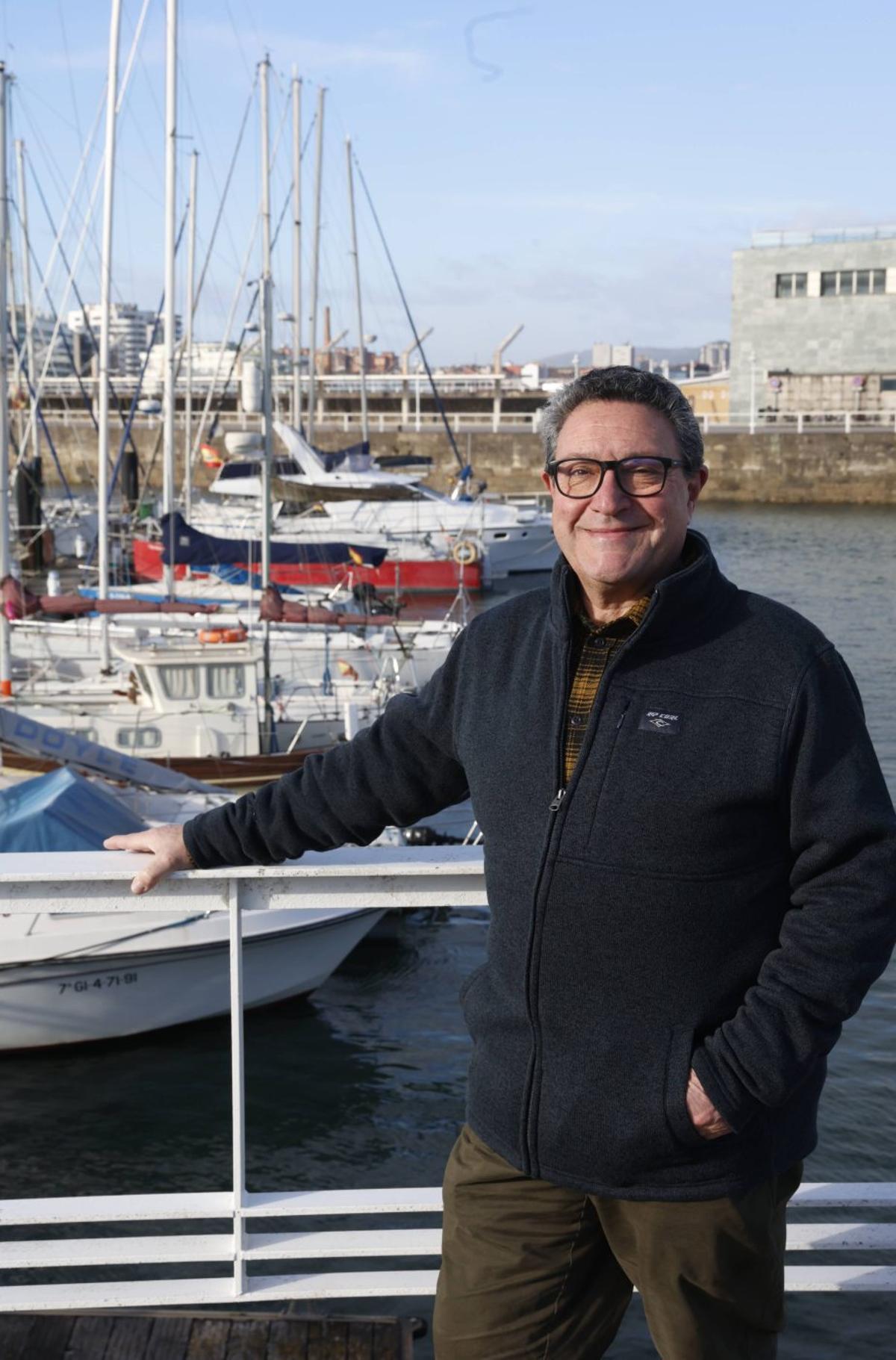 Rafael Revilla, en el muelle.  | ÁNGEL GONZÁLEZ