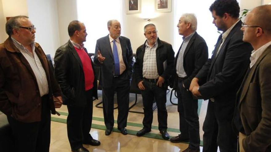 Jorge Gallego Iglesias (USO), Francisco Baragaño, Gabino de Lorenzo, Antonio Pino, Justo Rodríguez Braga, Abel Suárez González (UGT) y Amable González (CC OO), en la Delegación del Gobierno el pasado lunes.