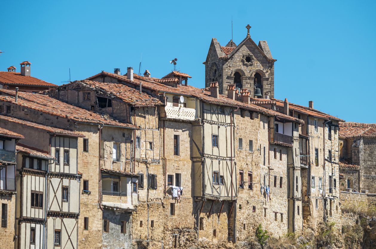 Viejas y antiguas casas colgantes en la villa de Frías.