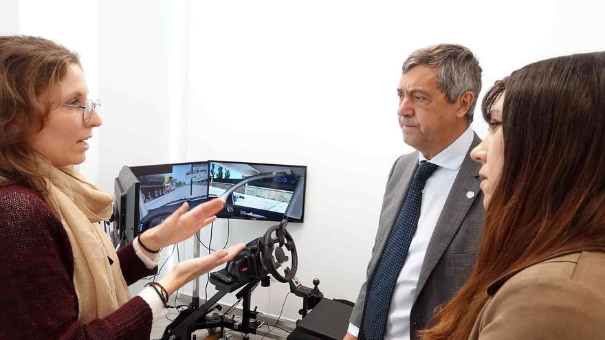 En el centro, el rector, Teodomiro López; entre la decana del centro, Noelia Moreno, y la directora del servicio, Ana Szot, frente al simulador de la conducción de la Unidad Docente Asistencial de terapia ocupacional para aquellas personas que quieran volver a manejar un vehículo después de sufrir un ictus