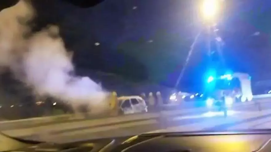 Un coche incendiado obliga a cortar la Z-40 en Movera
