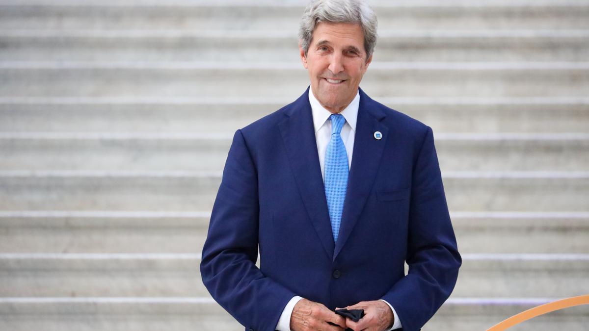 Archivo - El enviado especial de Estados Unidos para el cambio climático, John Kerry, durante una cumbre en Milán