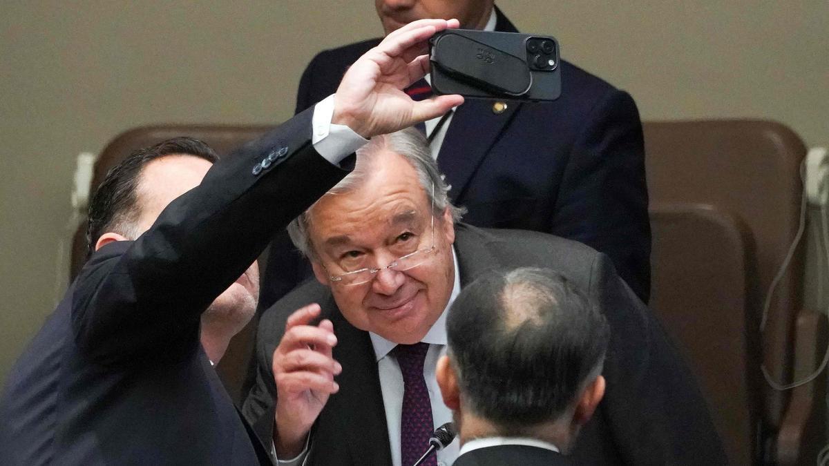 Guterres se toma un selfie durante la apertura de la Cumbre de Ambición Climática, este miércoles en Nueva York.