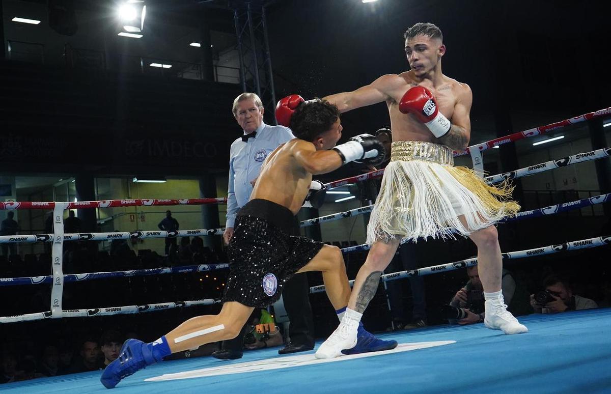 Lozano Jr. golpea a su rival venezolano.