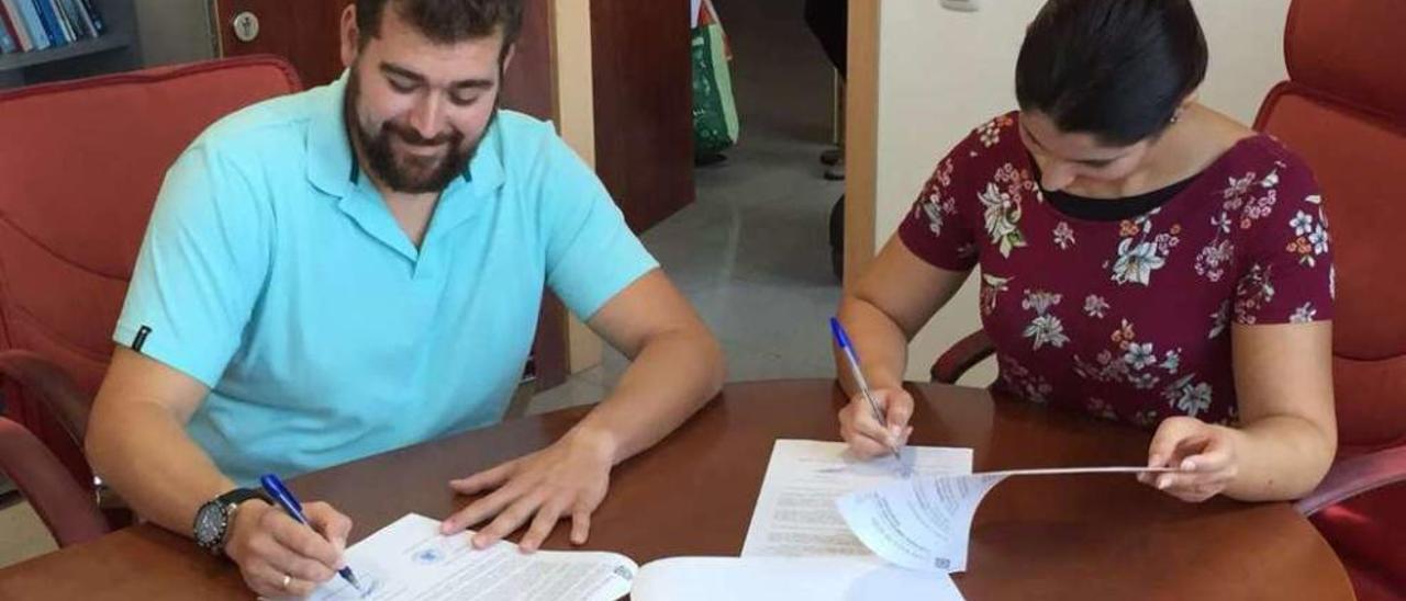 Tyrone Pose y Leticia Santos en el momento de la firma del convenio. // S.Á.