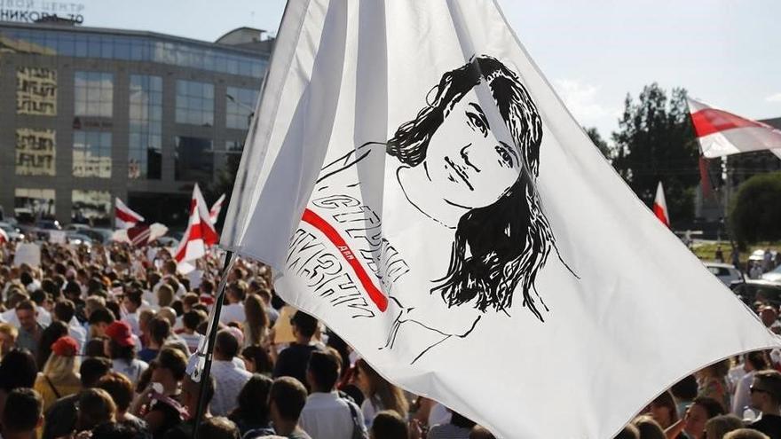 Manifestantes portan una bandera con un retrato de la líder opositora bielorrusa Svetlana Tikhonóvskaya