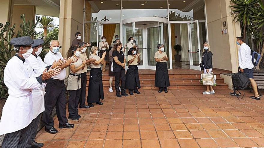 Bienvenida al establecimiento hotelero a la segunda pareja de clientes. | | FUSELLI