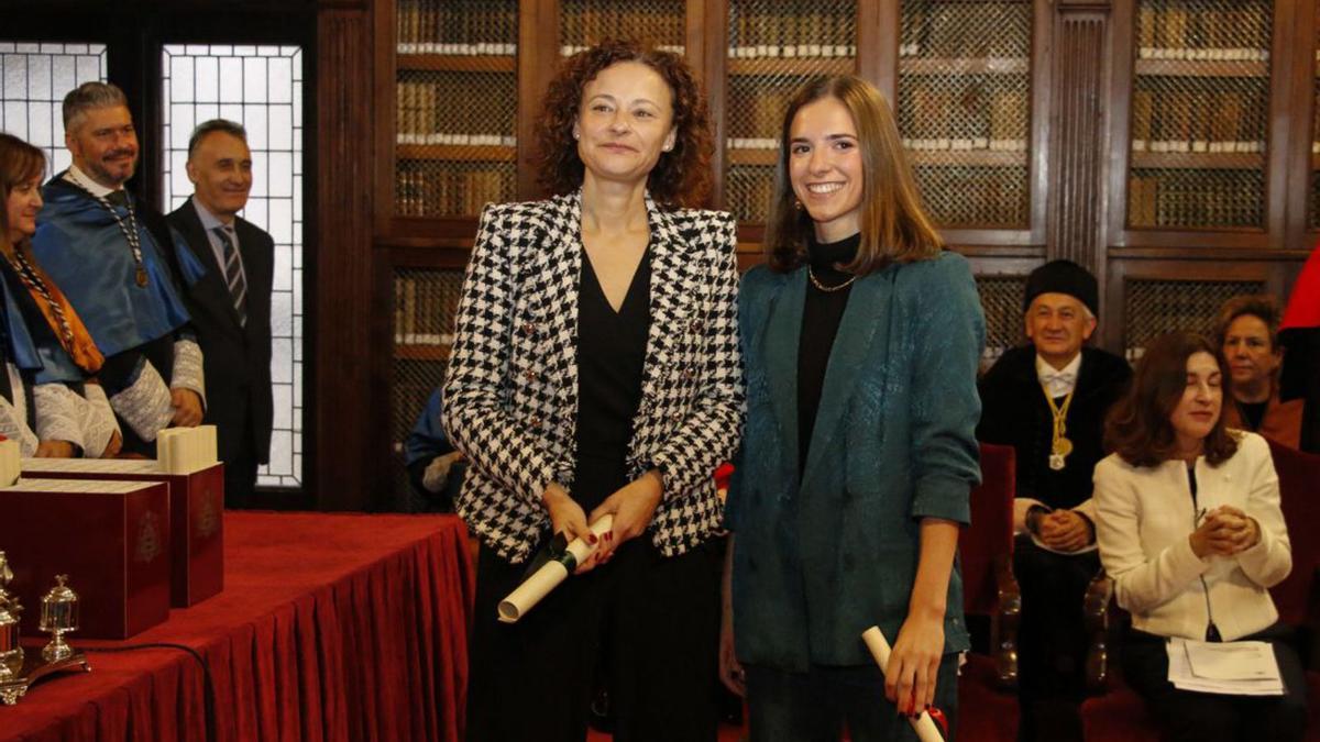María Palacio recibe su galardón que le entrega Sonia García, directora de Recursos de Sabadell Herrero, en nombre de la Fundación Banco Sabadell. |  PABLO SOLARES
