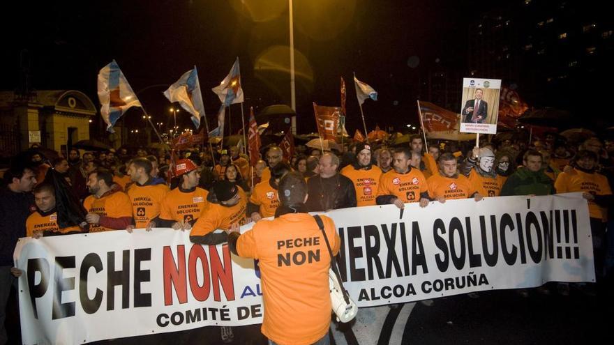 Protesta de trabajadores de Alcoa en 2014 contra la amenaza de cierre de la planta coruñesa.