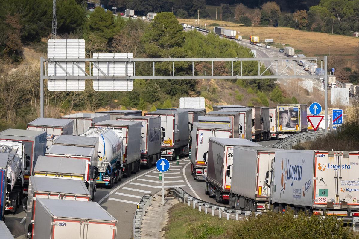Retenciones de camiones en las inmediaciones de la AP-7 entreEspaña y Francia.