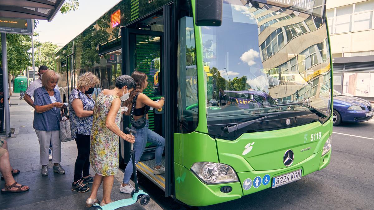 Usuarios entran en un autobús urbano en una de las paradas de Clara Campoamor.