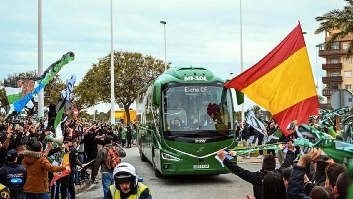 Los aficionados del Elche reciben al equipo en la conjura previa al partido contra el Mallorca